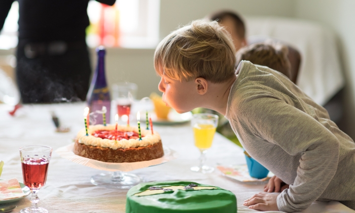 Bei einem Kindergeburtstag gibt es viele Rituale und Traditionen – wie das Ausblasen der Kerzen auf dem Geburtstagskuchen. © Anja/Adobe Stock